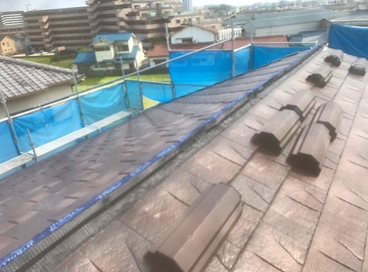 加古川市の葺き替え工事における棟板金の設置